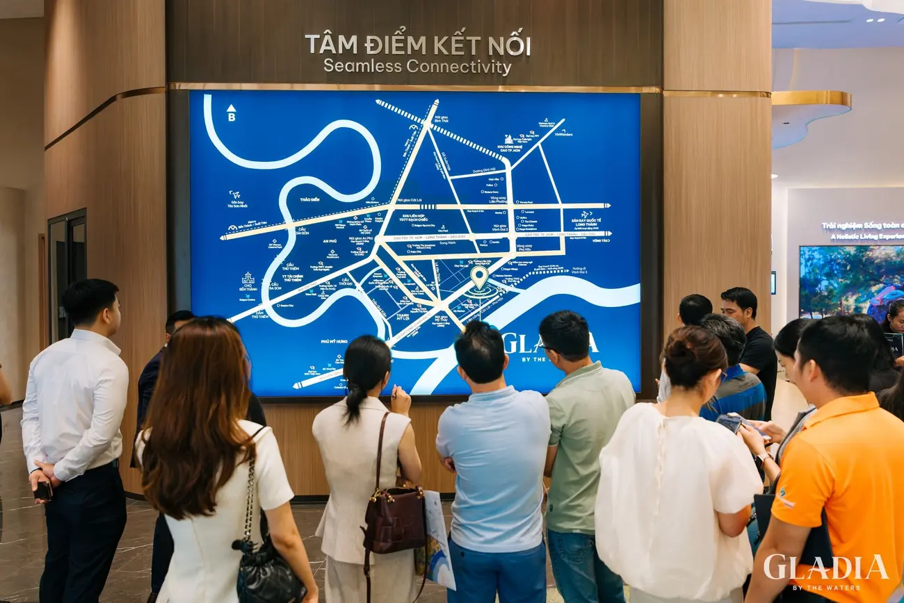 Khách hàng tham quan sơ đồ kết nối tại sự kiện giới thiệu dự án Gladia Võ Chí Công.